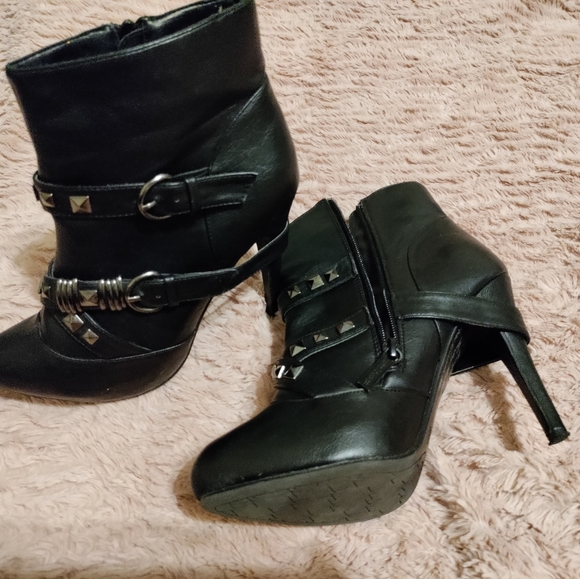 Kim Kardashian boot collection - Picture 4 of 7